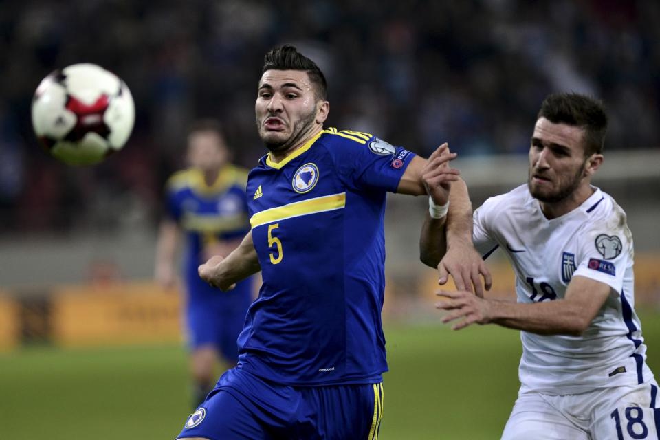 <p>ABWEHR: Geht er oder bleibt er am Ende doch? Sead Kolasinac liegen Angebote aus Mailand, Manchester City oder AS Rom vor. Alle locken mit viel Geld. </p>