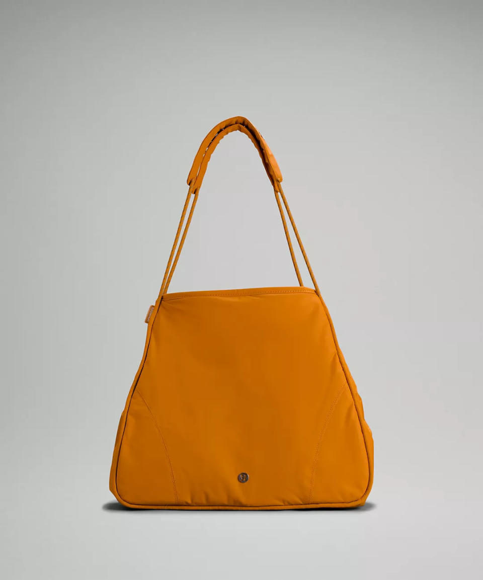 Snap Large Tote Bag. Image via Lululemon.