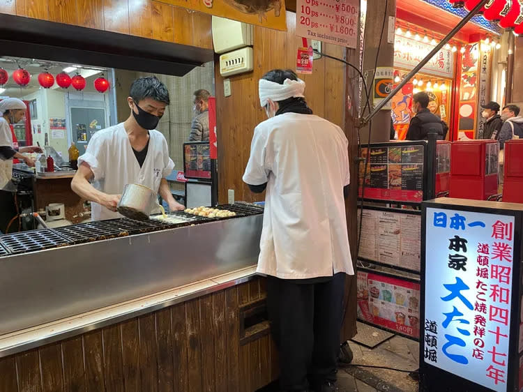 道頓堀美食街上有不少章魚燒店家。黃盈甄攝