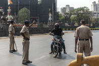 MUMBAI, INDIA - MARCH 25: Police turns people back on the Sion Panvel Highway during Mumbai Lockdown, Chembur, on March 25, 2020 in Mumbai, India. (Photo by Aalok Soni/Hindustan Times via Getty Images)