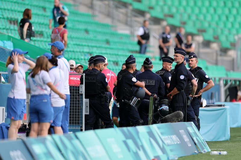 Juegos Olímpicos de París 2024 - Fútbol - Grupo B Masculino - Argentina vs Marruecos - Estadio Geoffroy-Guichard, Saint-Étienne, Francia - 24 de julio de 2024. Vista general de los agentes de policía tras la suspensión del partido