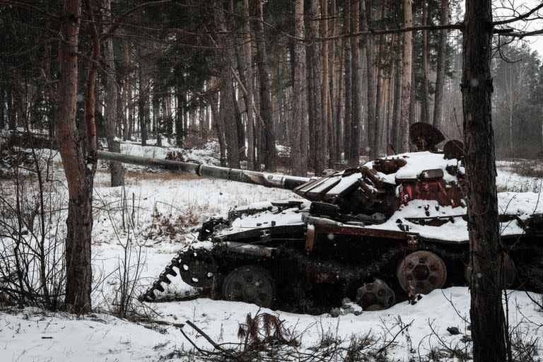 Un tanque de batalla abandonado permanece en la nieve cerca de Yampil el 6 de febrero de 2023, en medio de la invasión rusa de Ucrania.