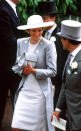 <p>Für die Rennen 1988 trug Prinzesin Diana ein Catherine-Walker-Kostüm und einen Philip-Somerville-Hut.<em> [Bild: Getty]</em> </p>