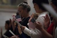 <p>31 neue Staatsbürger schwören auf die amerikanische Verfassung. Ihre Einbürgerung ist Teil der Feierlichkeiten anlässlich des Verfassungs- und Staatsbürgerschaftstags in Washington. (Bild: JIM WATSON/AFP/Getty Images) </p>