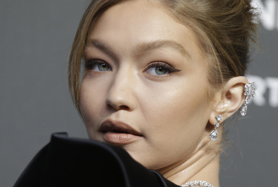 La modelo Gigi Hadid posa con dobles aretes de diamantes a juego con una gargantilla durante la presentación del Calendario Pirelli en 2019. (AP)