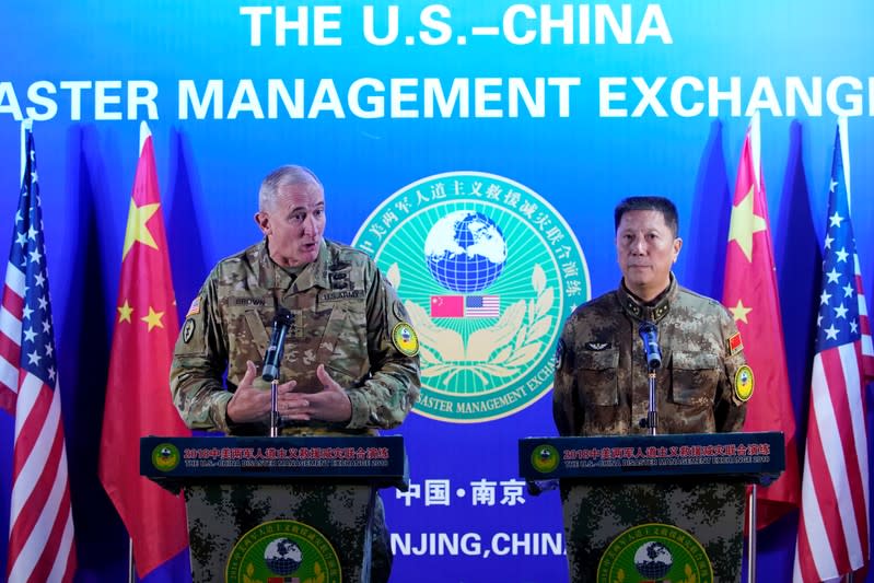 El general Robert Brown, comandante general del Ejército del Pacífico de Estados Unidos y el teniente general Qin Weijiang del Ejército de Liberación Popular de China (EPL), asisten a una conferencia de prensa sobre un ejercicio de "Intercambio de Gestión de Desastres" cerca de Nanjing, provincia de Jiangsu, China