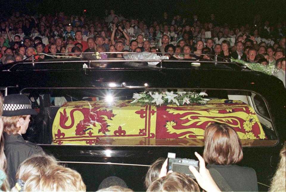 <p>Reino Unido le ha dado una despedida multitudinaria a Isabel II tras su muerte. Unas escenas que no se veían desde hace más de 20 años, cuando murió Lady Di. (Photo by Barry Batchelor - PA Images/PA Images via Getty Images)</p> 