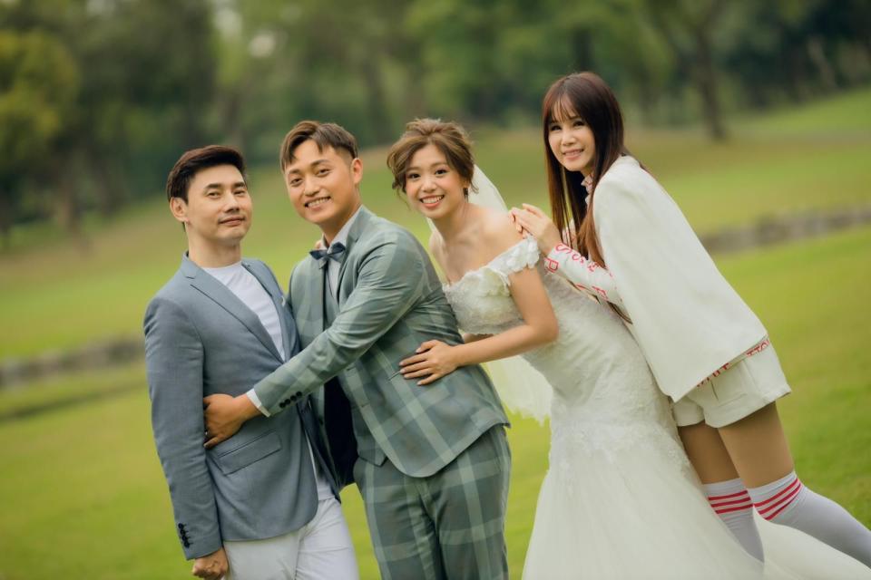 包偉銘兒子包庭政結婚，四人一起在台南的高爾夫球場拍攝全家福。（圖／翰森娛樂）