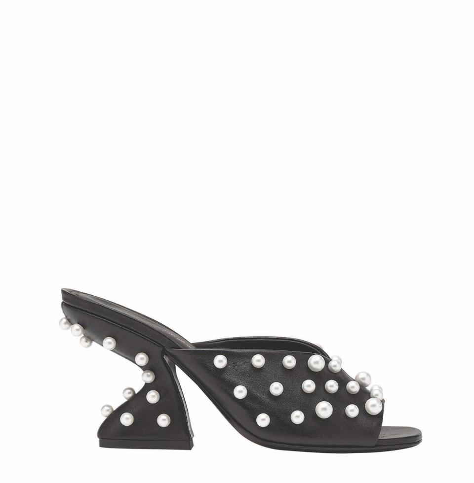 Sansu黑色小羊皮珍珠裝飾F形鞋跟涼鞋，NT$35,900。（Salvatore Ferragamo提供）