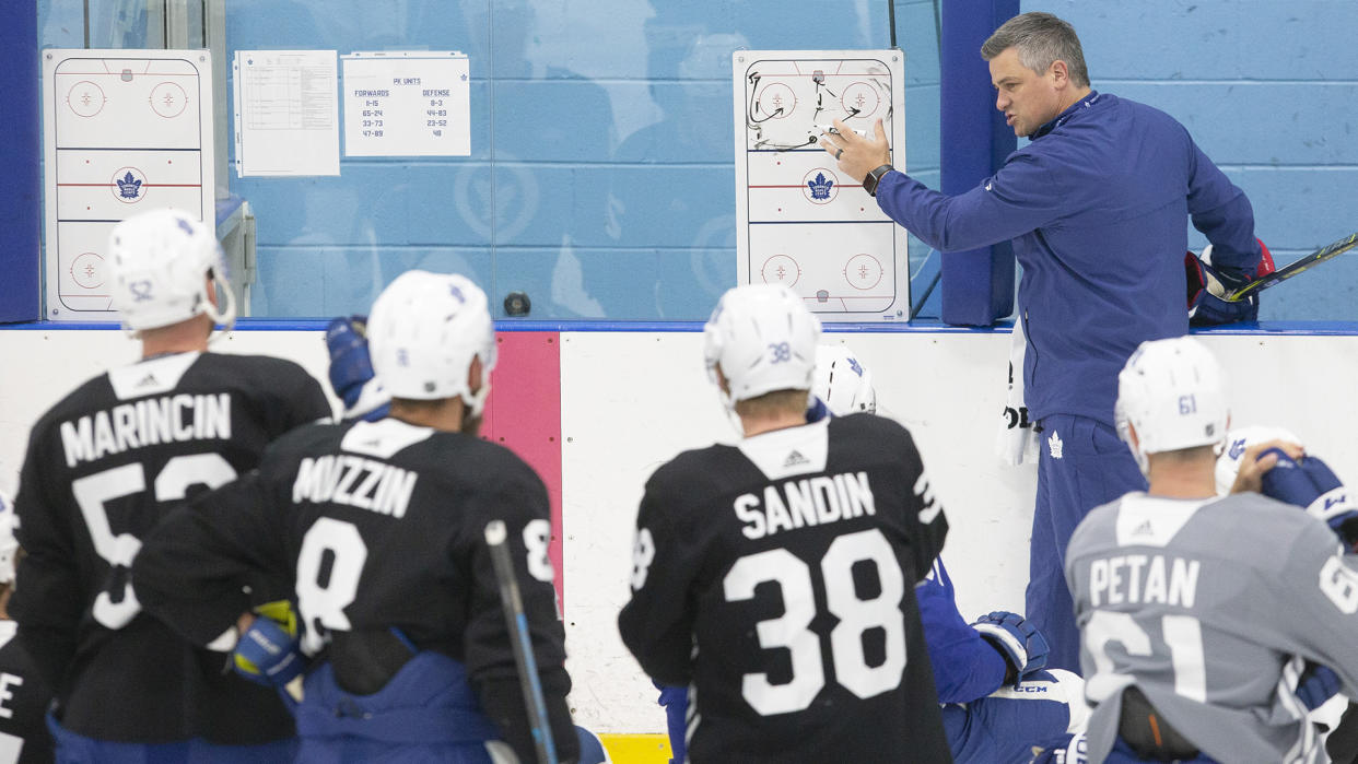 Toronto Maple Leafs head coach Sheldon Keefe gives instructions to his players during training  camp in Toronto. (THE CANADIAN PRESS/Chris Young)