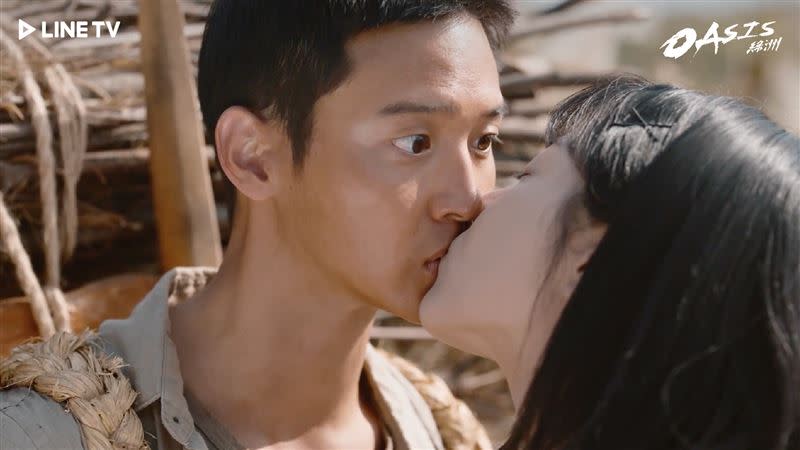 薛仁雅第一集就愛上張東潤，還主動獻吻。（圖／LINE TV提供）