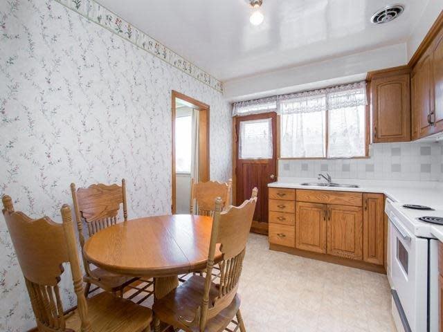 <p><span>3 Botley Rd., Toronto, Ont.</span><br> The kitchen comes with the fridge, stove, dishwasher and microwave.<br> (Photo: Zoocasa) </p>