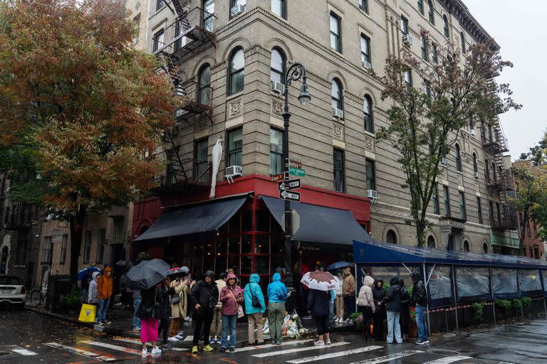 A pesar de que el lugar solo sirvió de fachada exterior, los fanáticos de la serie hicieron de esta esquina un lugar de tributo para despedirlo