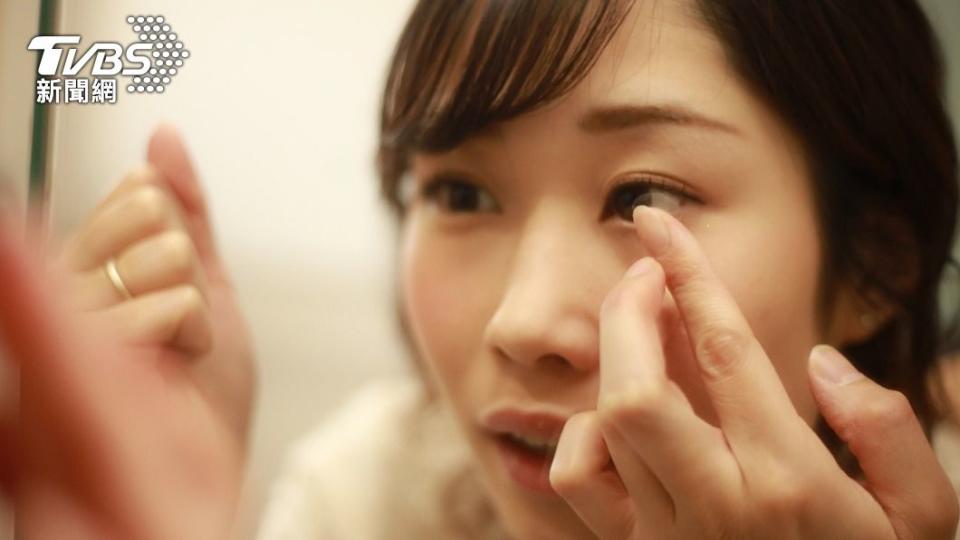 食藥署提醒，隱形眼鏡摘下後，最好還是不要免除手搓清潔的步驟。（示意圖／shutterstock達志影像）