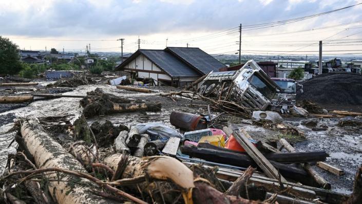 Los escombros de las inundaciones se encuentran en la carretera de la ciudad de Kurume, prefectura de Fukuoka, el 10 de julio de 2023. - Kazuhiro Nogi/AFP/Getty Images