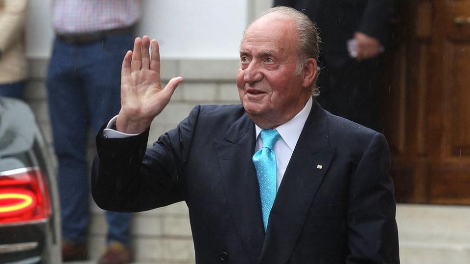 Foto de archivo de Juan Carlos I saludando