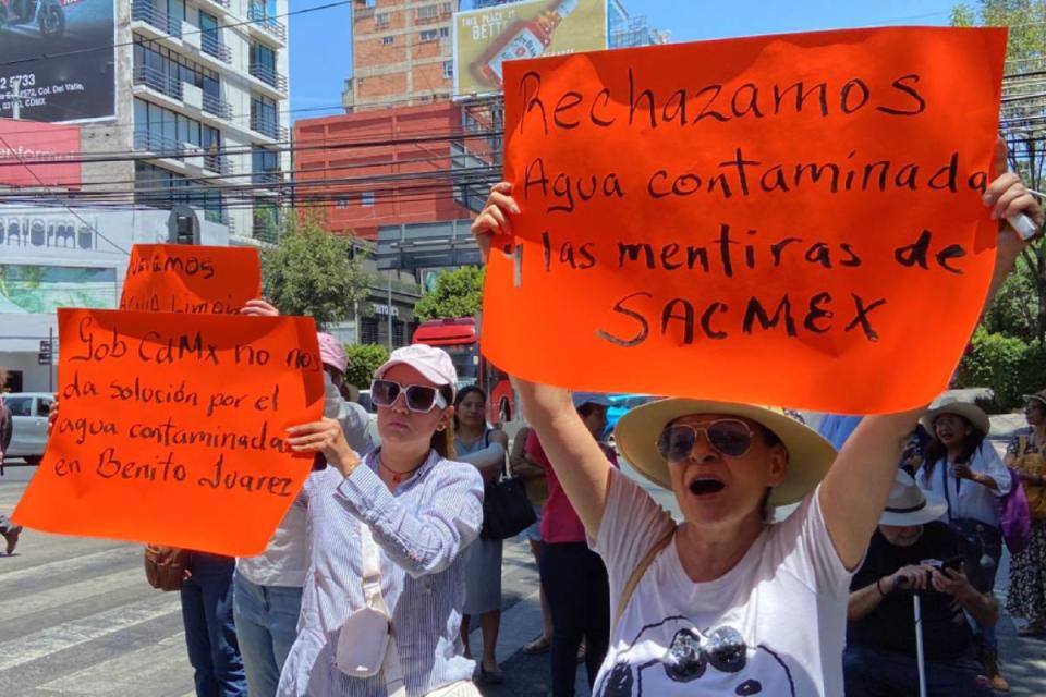 Primera protesta de vecinos de Benito Juárez para exigir solución al agua contaminada. Foto: Sharenii Guzmán