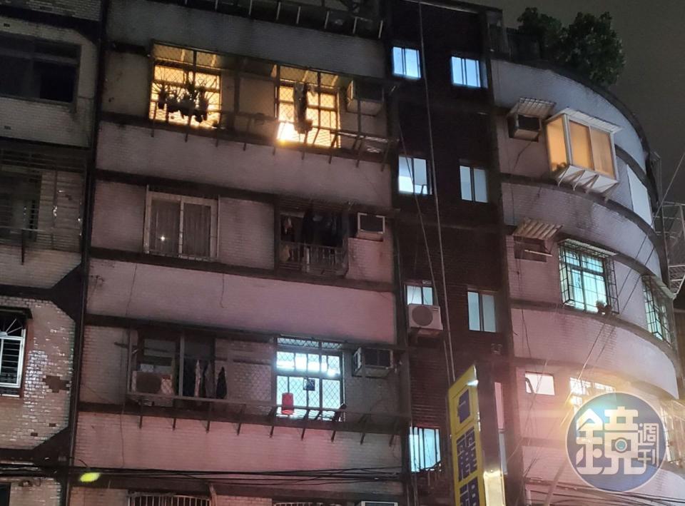 吳哲銘被撤銷假釋前1日即離家，但家中燈火通明，讓警方上門撲空。