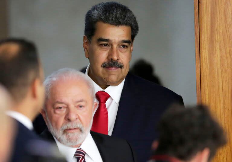 El presidente de Venezuela, Nicolás Maduro, arriba, y el presidente de Brasil, Luiz Inácio Lula da Silva, llegan para dar una rueda de prensa tras su reunión bilateral en el palacio de Planalto en Brasilia, Brasil, el lunes 29 de mayo de 2023.