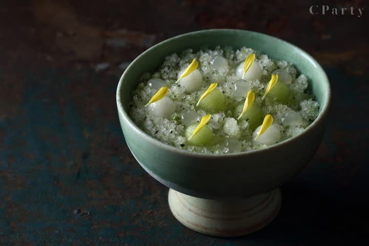 「-5℃ 瓜果/白乳酪/佛手柑」冰沙，運用冬瓜、苦瓜、香瓜共三種瓜果詮釋台灣人熟悉的剉冰印象。