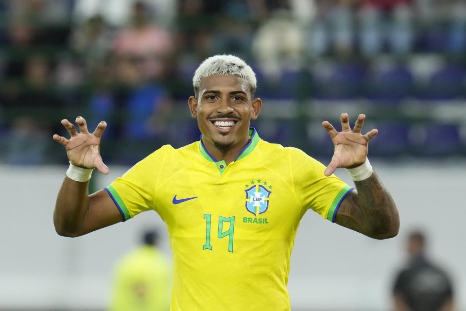 John Kennedy, de Brasil, festeja tras anotar el segundo tanto de su equipo ante Colombia durante el Preolímpico Sudamericano, en Caracas, el viernes 26 de enero de 2024 (AP Foto/Ariana Cubillos)