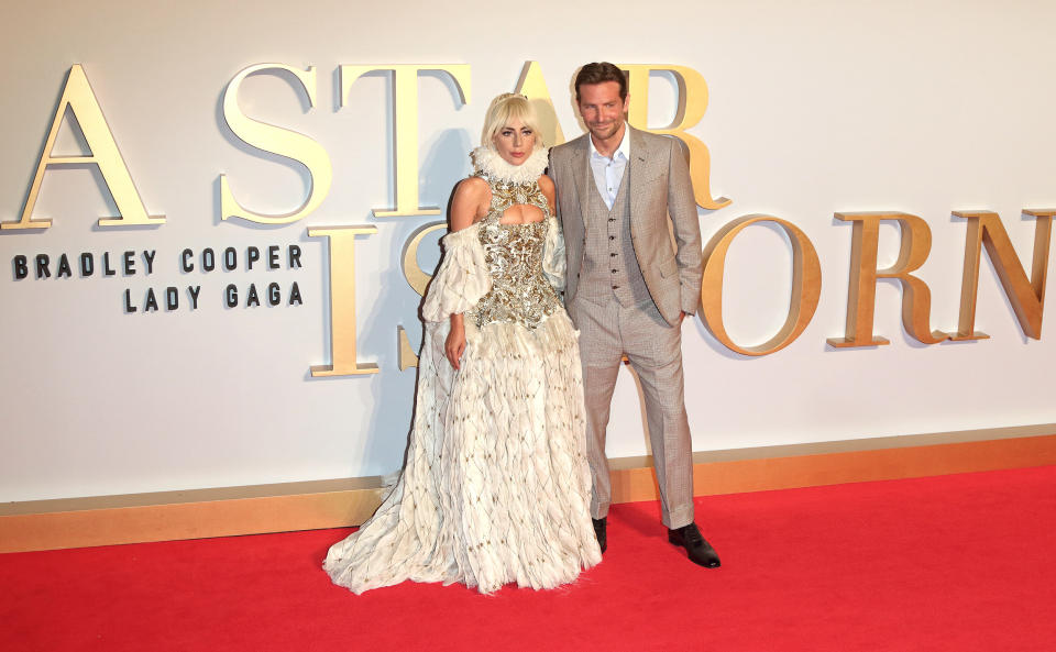 Lady Gaga und ihr Schauspielkollege Bradley Cooper bei der Premiere ihres neusten Films „A Star is Born“. (Bild: WENN)