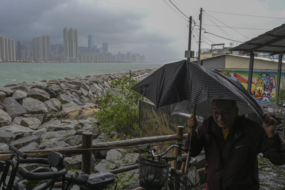 颱風蘇拉風力強勁，鯉魚門亦是其中一個當風處 (AP Photo/Billy H.C. Kwok)