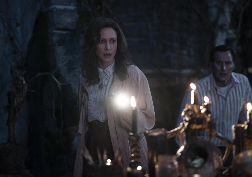 En esta imagen difundida por Warner Bros. Entertainment, Vera Farmiga, a la izquierda, y Patrick Wilson en una escena de "The Conjuring: The Devil Made Me Do It". (Ben Rothstein/Warner Bros. Entertainment vía AP)