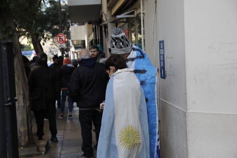 Un puñado de militantes pasaron la noche en la calle para acompañar a la vicepresidenta