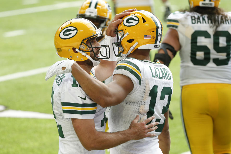 El wide receiver de los Packers de Green Bay Allen Lazard celebra con el quarterback Aaron Rodgers luego de su recepción de touchdown en la segunda mitad del juego ante los Vikings de Minnesota, el domingo 13 de septiembre de 2020, en Minneapolis. (AP Foto/Bruce Kluckhohn)