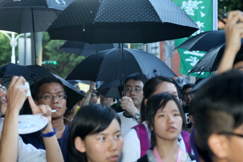 上百位高中生集結國教署抗議黑箱課綱，隨即轉往教育部表達訴求。