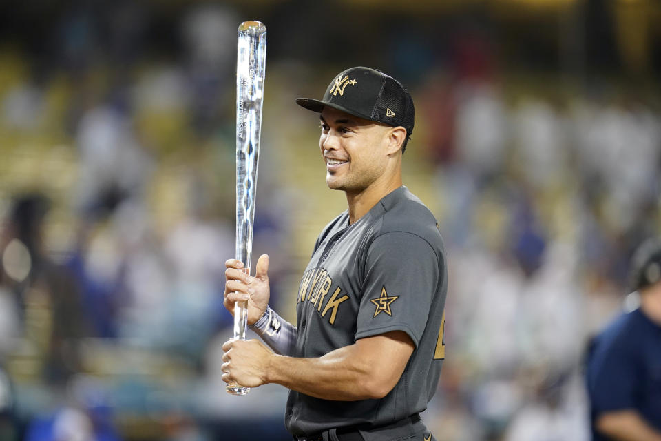 Giancarlo Stanton, de los Yanquis de Nueva York, y la Liga Americana, sostiene su trofeo como el Jugador Ms Valioso al término del Juego de Estrellas contra la Liga Nacional en los Ángeles, el martes 19 de julio de 2022. (AP Foto/Abbie Parr)