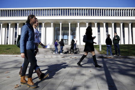 People walk past Princeton University's Woodrow Wilson School of Public and International Affairs in Princeton, New Jersey, November 20, 2015. REUTERS/Dominick Reuter