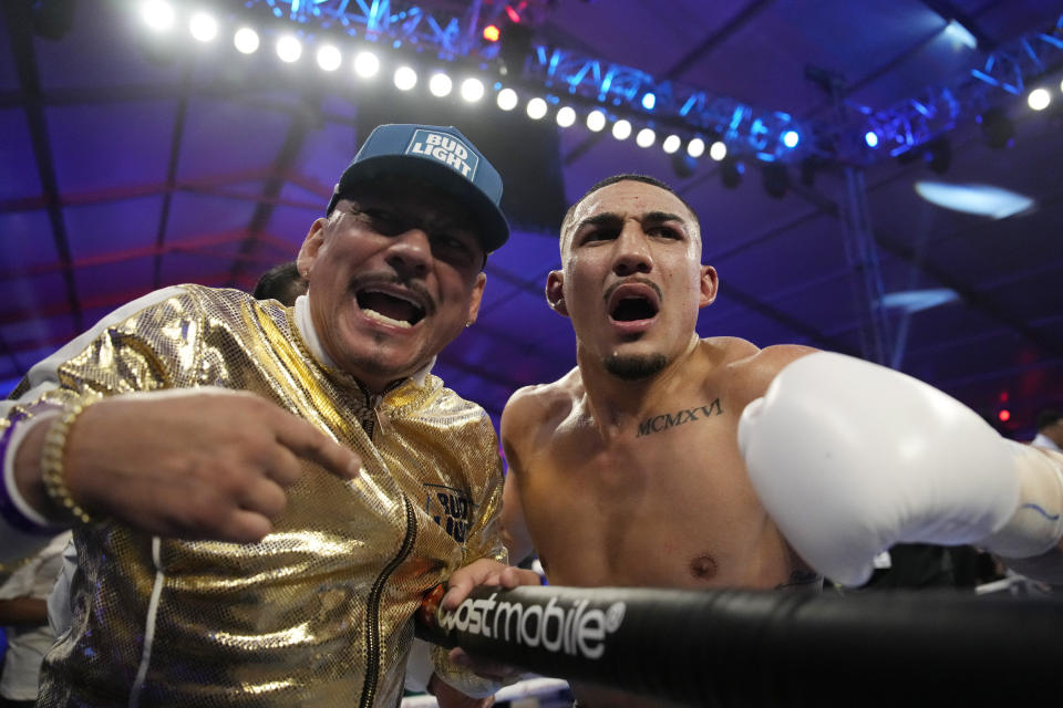 Teófimo López, a la derecha, celebra con su padre Teófimo López Sr. después de derrotar a Pedro Campa por nocaut técnico en un combate de boxeo de peso welter junior, el sábado 13 de agosto de 2022 en Las Vegas.  (Foto AP/John Locher)