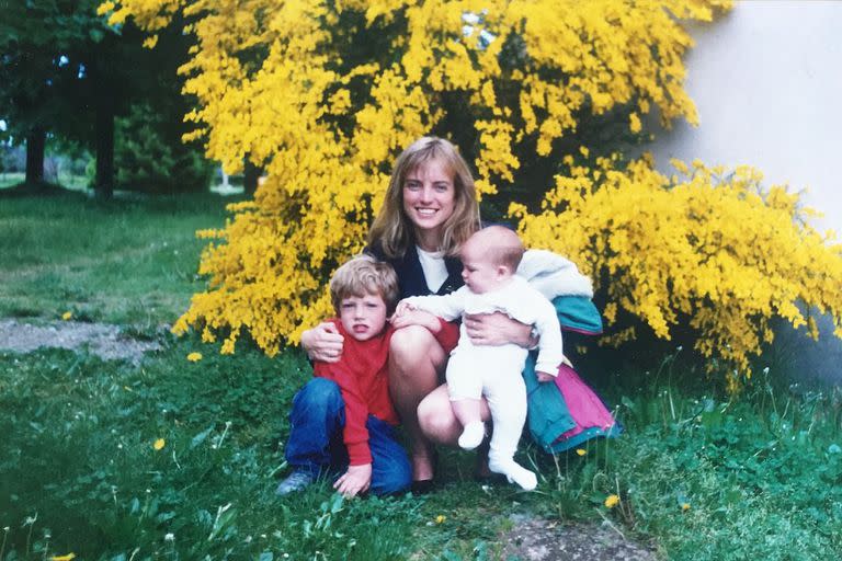 Familia científica: el día que defendió su tesis doctoral en 1993, en el Balseiro, junto a sus dos hijos, Kevin y Tania