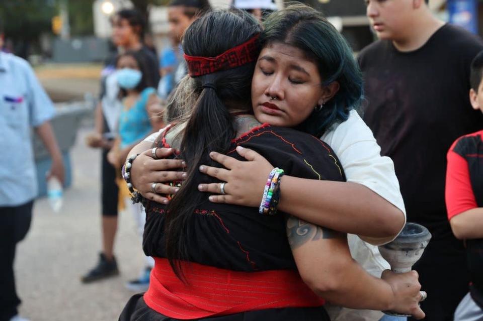 Wanda Pérez abraza a Laura Yohualtlahuiz durante la vigilia por los migrantes muertos.