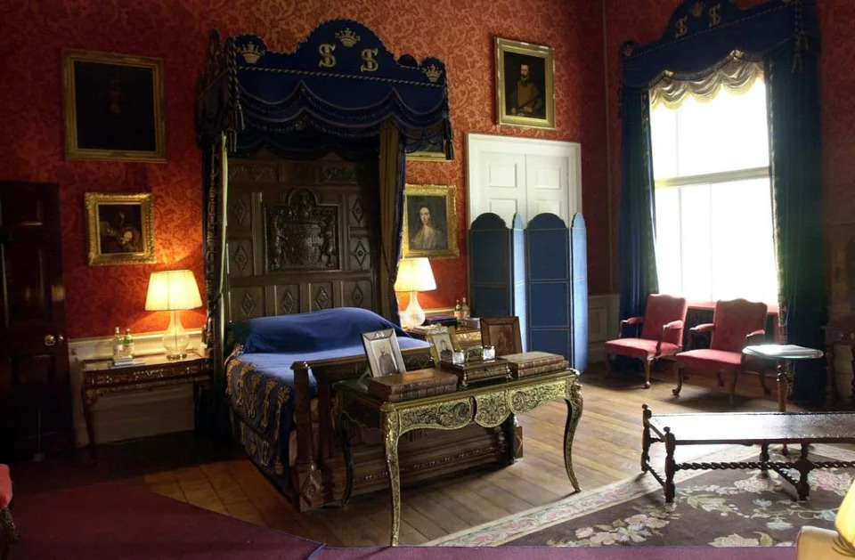  state bedroom at Althorp House, where Winston Churchill started to write his memoirs