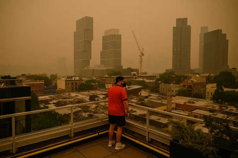 Heavy smog covers the skylines of the boroughs of Brooklyn and Manhattan in New York on June 7, 2023 (Ed JONES)