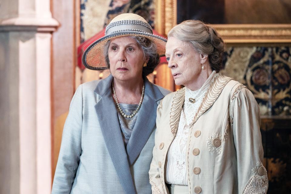 DOWNTON ABBEY: A NEW ERA, (aka DOWNTON ABBEY 2), from left: Penelope Wilton, Maggie Smith, 2022