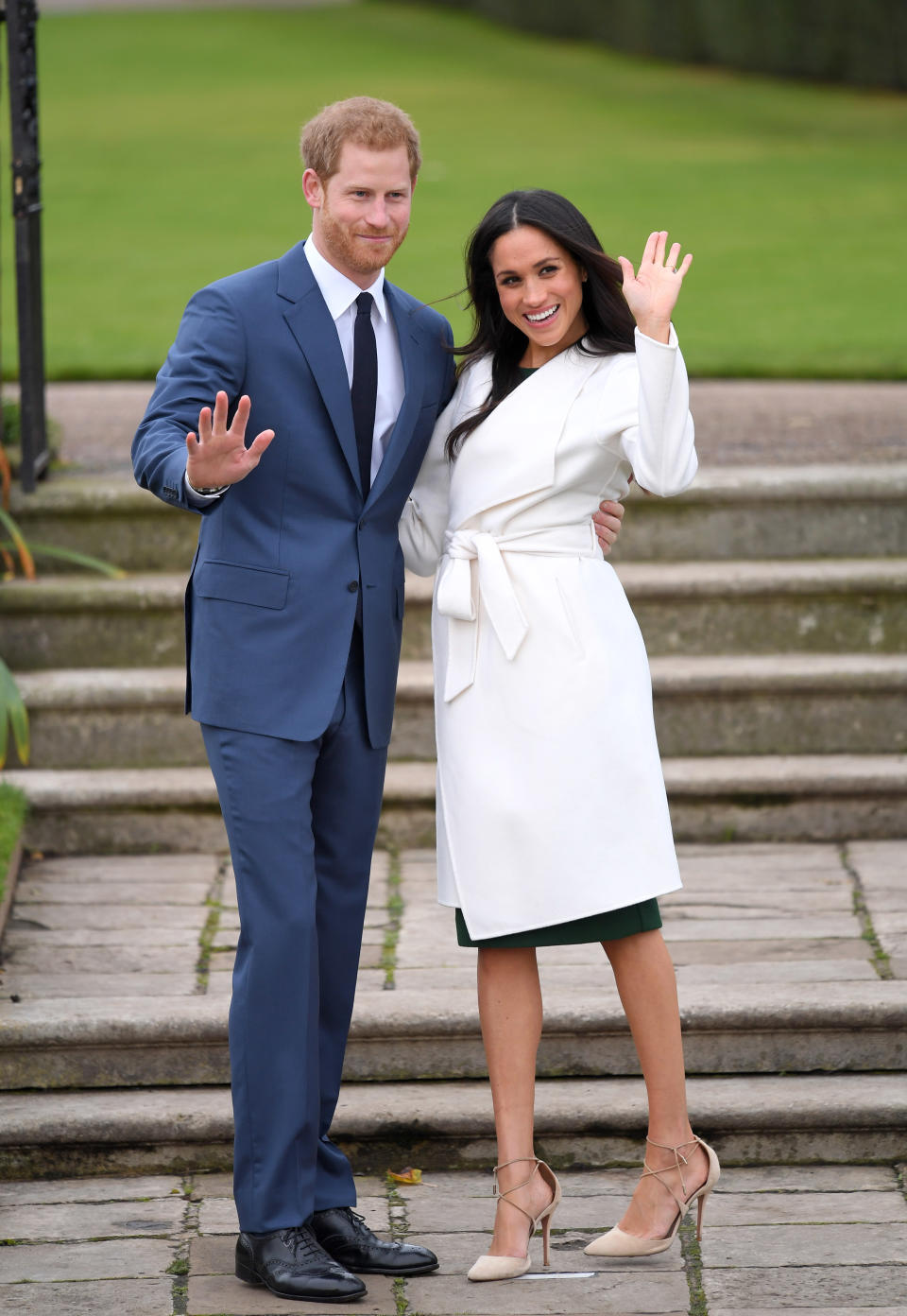 <p>Man muss schon genau hinsehen, um es zu merken, doch bereits bei ihrer Verlobung pfiff die Herzogin von Sussex – damals noch Meghan Markle – auf das royale Protokoll. Sie trug nämlich keine Strumpfhosen. Laut Adelsexpertin Victoria Arbiter muss ein Mitglied der königlichen Familie mit hautfarbenen Strumpfhosen jederzeit die Beine bedecken. “Das ist die einzige Regel, auf die die Queen besteht“, sagte die royale Expertin dem “Insider“. Für Meghan aber kein Grund, sich daran zu halten. </p>