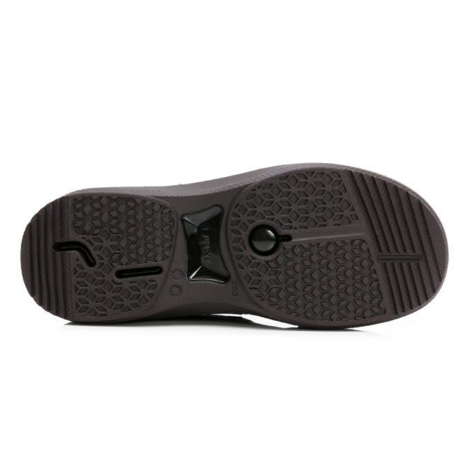 LA NEW新超霸雙氣墊手縫鞋，雙層氣墊科技從鞋底可清晰看見，獨特圓形按壓氣墊結構，可立即體驗氮氣墊的支撐感受。(圖/業者提供)