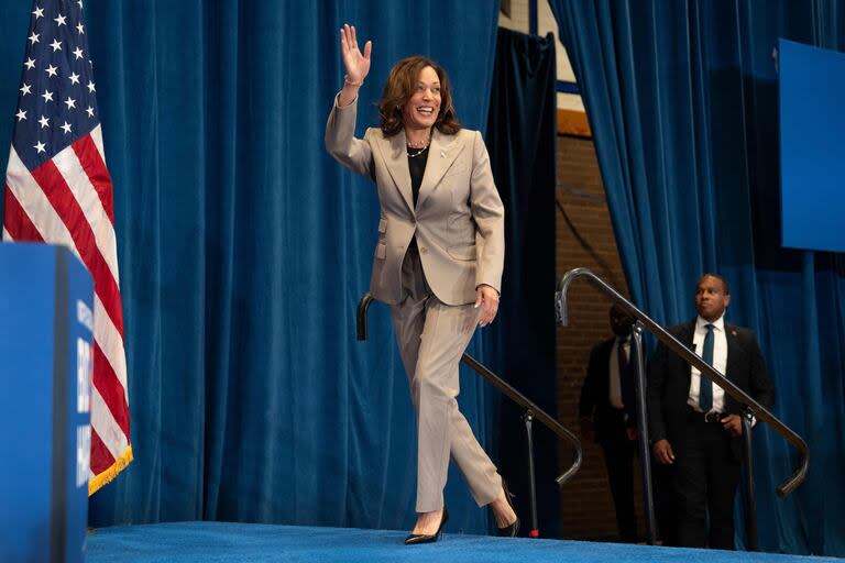 La vicepresidenta estadounidense Kamala Harris llega para hablar durante un acto de campaña en el instituto Westover de Fayetteville, Carolina del Norte, el 18 de julio de 2024. 