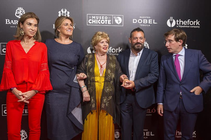 María Jiménez, en el centro, tras recibir el Premio a la ciudad de Madrid a la mejor artista.