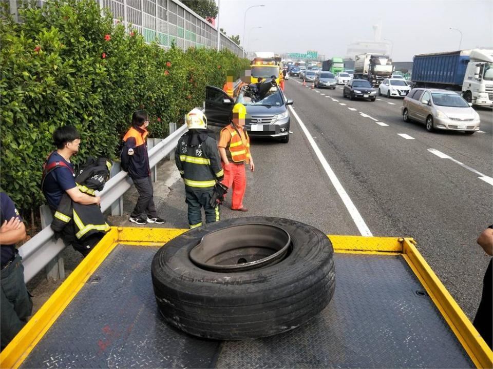 快新聞／國1大貨車輪胎突「彈飛」砸向對向車道轎車釀1死2傷