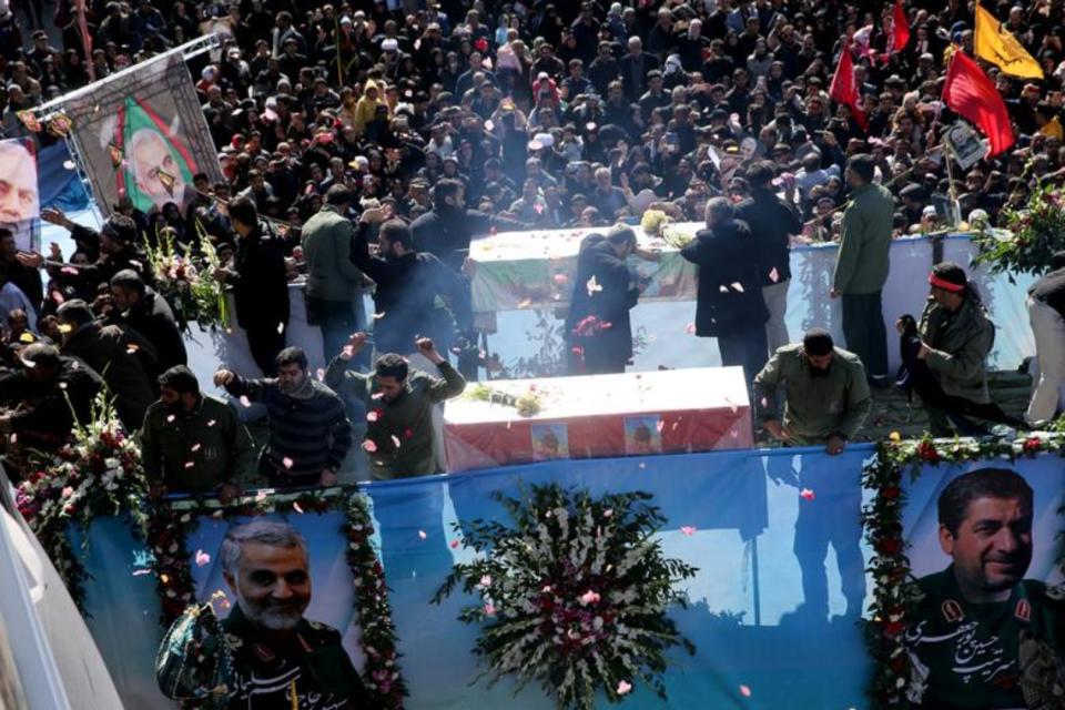 Una multitud asiste el 7 de enero en Kerman (Irán) al funeral de Qasem Soleimani, el exjefe de la Fuerza Quds iraní muerto en un ataque estadounidense en el aeropuerto de Bagdad. (Foto: Mehdi Bolourian / Fars Agencia de Noticias / WANA / Reuters).