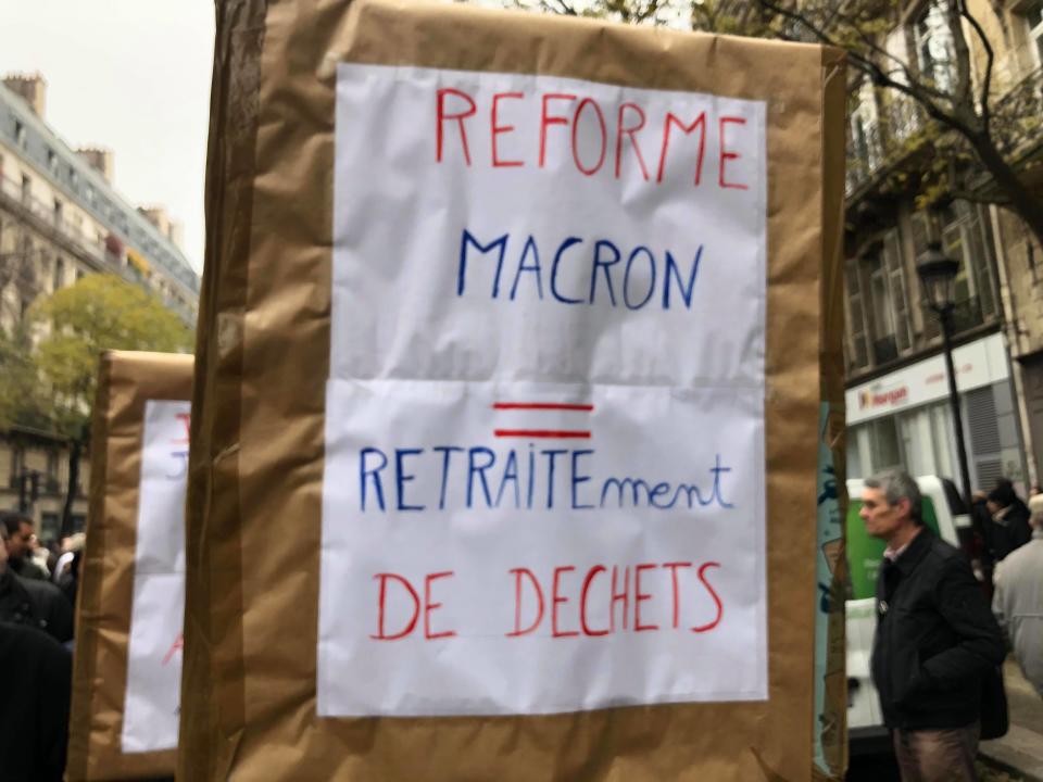 Encore une référence à l'écologie avec : "Réforme Macron = RETRAITEment de déchets".