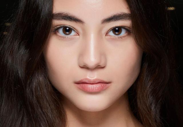 Cette astuce make-up pour illuminer le visage va détrôner le contouring