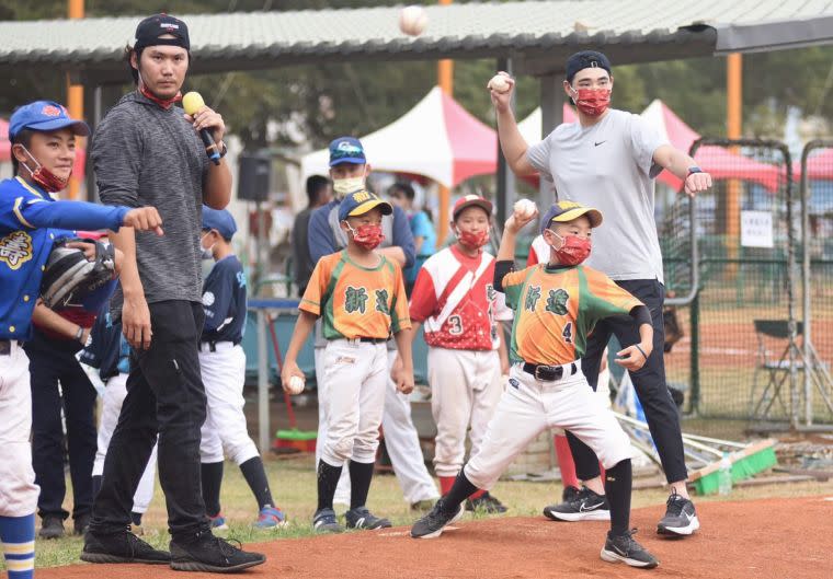 陳柏毓(右)與味全龍客座教練張立帆在棒球教室指導選手。徐生明棒球發展協會提供