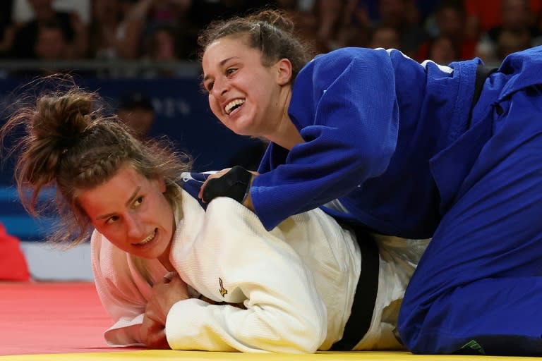 La judoca alemana Anna-Maria Wagner y la israelí Inbar Lanir (azul) compiten en la semifinal de la categoría -78kg el 1 de agosto de 2024 en París (Jack GUEZ)