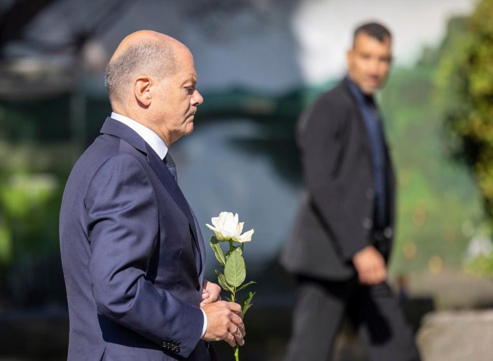 Germany Chancellor Olaf Scholz lays a flower at a church, near the scene of a knife attack, in Solingen, Germany ((c) Copyright 2024, dpa (www.dpa.de). Alle Rechte vorbehalten)